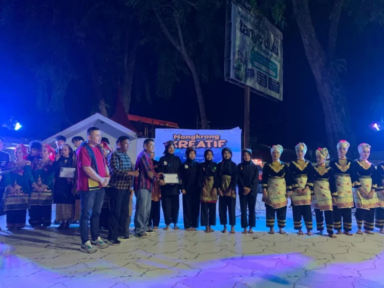 Penyerahan Sertifikat oleh Dinas Pariwisata Kota Padang kepada para peserta dan pengisi acara Nongkrong Kreatif yang digelar Sabtu (5/7/2025) (Genta Andalas/Zaki Latif Bagia Rahman)