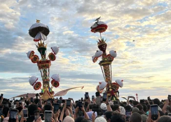 Dua Tabuik dari Subarang dan Pasa diarak menuju tepi Pantai Pariaman sebelum dilarungkan ke laut sebagai bagian dari prosesi puncak pada Minggu (06/07/2025) (Genta Andalas/Junivermana Yoga)