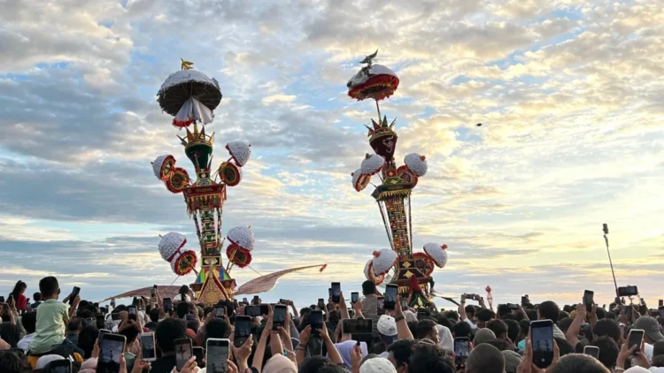 Dua Tabuik dari Subarang dan Pasa diarak menuju tepi Pantai Pariaman sebelum dilarungkan ke laut sebagai bagian dari prosesi puncak pada Minggu (06/07/2025) (Genta Andalas/Junivermana Yoga)