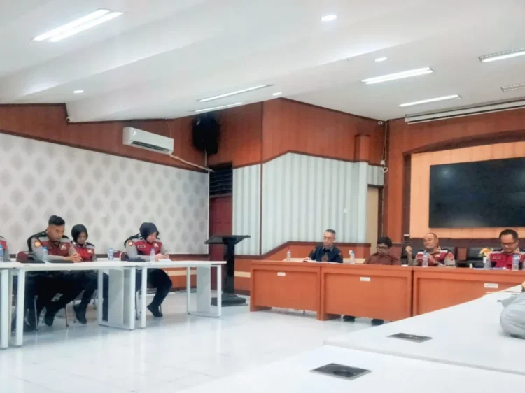 Subdit Dalmas Polda Sumbar koordinasikan adanya tim negosiator, temui BEM dan Ormawa Universitas Andalas di Ruang Studio lt 2, Gedung PKM pada Rabu, (9/7/2025) (Genta Andalas/Zulkifli Ramadhani)