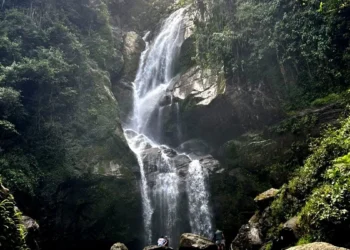 Pengunjung yang menikmati Keindahan Air Terjun Lubuk Hitam, Rabu (16/07/2025) (Genta Andalas/ Nabiela Ramadhani)