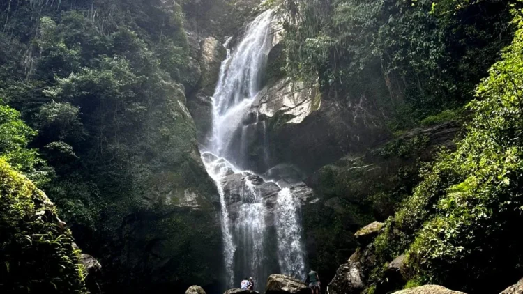 Pengunjung yang menikmati Keindahan Air Terjun Lubuk Hitam, Rabu (16/07/2025) (Genta Andalas/ Nabiela Ramadhani)