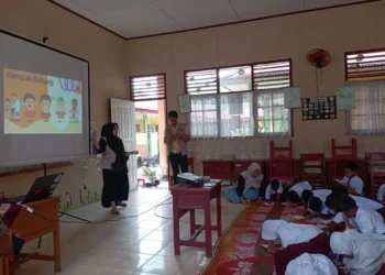 Penyampaian materi edukasi kekerasan seksual dan bullying oleh Mahasiswa KKN UNAND bagi siswa kelas 5 dan 6 di SD Negeri 14 Tanjuang Baringin pada Selasa (29/7/2025) (Genta Andalas/Aprila Aurahmi)