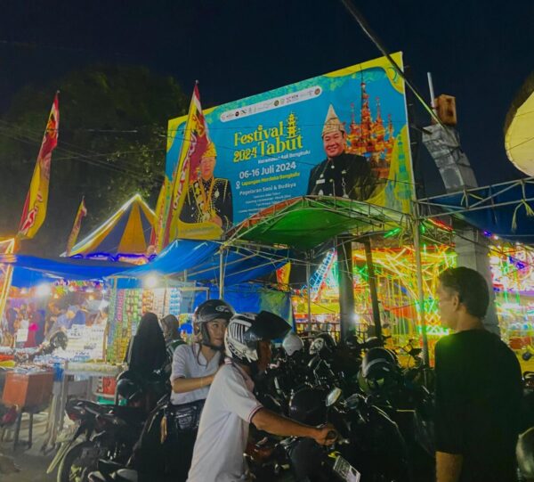 Suasana malam di Festival Tabut Bengkulu. Lampu gemerlap, stan meriah, dan ramainya pengunjung jadi bukti antusiasme masyarakat dalam merayakan warisan budaya Tabut (Genta Andalas/Ulya Nur Fadilah)