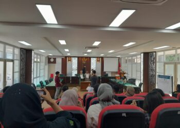 Penandatanganan surat komitmen kebebasan akademik oleh masing-masing pemateri di Ruang Sidang Lantai 1 Tahir Foundation Building, FH UNAND pada Rabu (27/8/2025) (Genta Andalas/Sabilla Hayatul Dhi'fa)