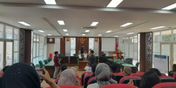 Penandatanganan surat komitmen kebebasan akademik oleh masing-masing pemateri di Ruang Sidang Lantai 1 Tahir Foundation Building, FH UNAND pada Rabu (27/8/2025) (Genta Andalas/Sabilla Hayatul Dhi'fa)