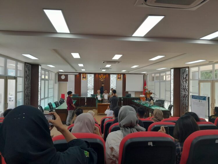 Penandatanganan surat komitmen kebebasan akademik oleh masing-masing pemateri di Ruang Sidang Lantai 1 Tahir Foundation Building, FH UNAND pada Rabu (27/8/2025) (Genta Andalas/Sabilla Hayatul Dhi'fa)