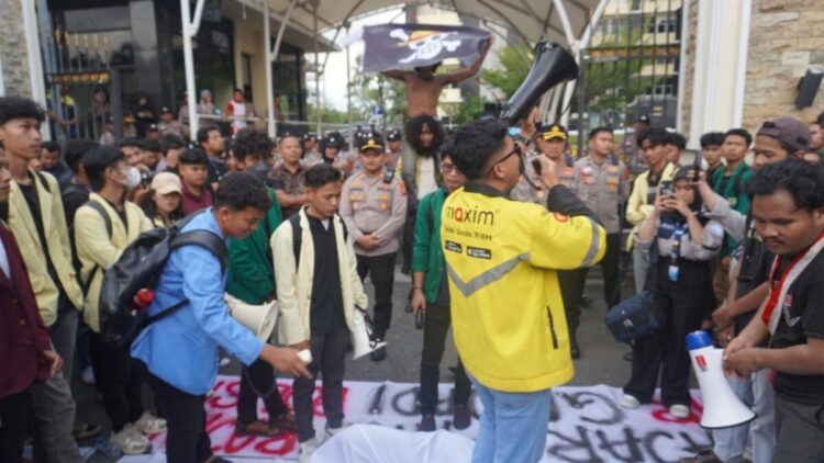 Driver ojek online menyampaikan orasi dan aspirasi di hadapan seluruh peserta aksi dan pihak kepolisian pada Jum’at  (29/08/2025). (Genta Andalas/Junivermana Yoga)