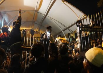 Massa aksi Reformasi Kepolisian dari Aliansi Mahasiswa BEM Sumbar, driver ojek online dan masyarakat menggeruduk Mabes Polda Sumbar pada Jumat, (29/8/2025) (Genta Andalas/Junivermana Yoga)