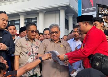 Ketua DPRD Sumatera Barat, Muhidi tandatangani tuntutan massa aksi pada Senin, (1/9/2025)(Genta Andalas/Zaki Latif Bagia Rahman)