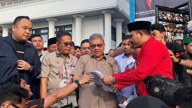 Ketua DPRD Sumatera Barat, Muhidi tandatangani tuntutan massa aksi pada Senin, (1/9/2025)(Genta Andalas/Zaki Latif Bagia Rahman)