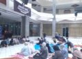 Mahasiswa UNAND dari berbagai fakultas duduk bersama dalam forum Bincang Kampus di Kolam PKM UNAND, Selasa (2/9/2025) (Genta Andalas/Dila Febrianti)