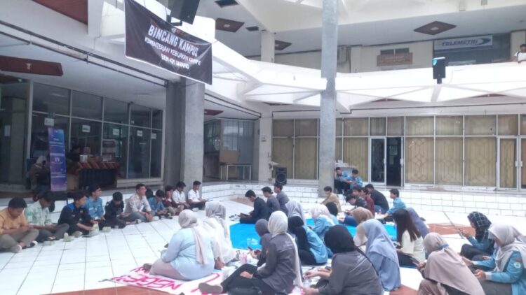 Mahasiswa UNAND dari berbagai fakultas duduk bersama dalam forum Bincang Kampus di Kolam PKM UNAND, Selasa (2/9/2025) (Genta Andalas/Dila Febrianti)