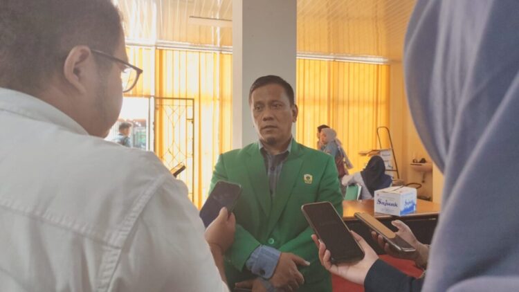 Sekretaris UNAND, Aidinil Zetra, saat di wawancarai oleh Pers Mahasiswa UNAND Selasa (9/9/2025) (Genta Andalas/Zahra Nurul Aulia)