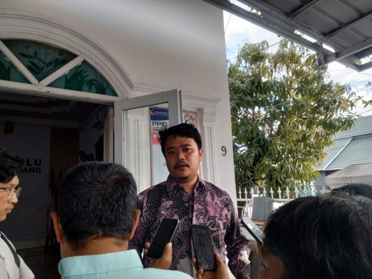 Ketua Bawaslu Padang, Eris Nanda, saat diwawancarai oleh awak media, Rabu (10/9/2025)(Genta Andalas/Zulkifli Ramadhani)