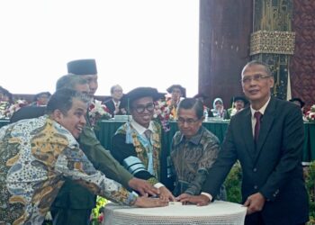 Peluncuran aplikasi MyUNAND secara simbolik oleh Rektor UNAND beserta jajaran civitas akademika pada Sabtu (13/9/2025) (Genta Andalas/Zahra Nurul Aulia)