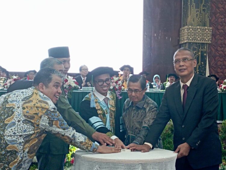 Peluncuran aplikasi MyUNAND secara simbolik oleh Rektor UNAND beserta jajaran civitas akademika pada Sabtu (13/9/2025) (Genta Andalas/Zahra Nurul Aulia)
