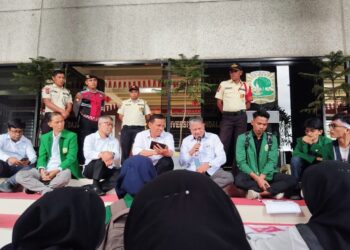 Dialog oleh koordinator kementerian pergerakan perempuan bersama pimpinan kampus dalam aksi Dies Natalis ke-69 UNAND (15/9/2025) (Genta Andalas/Asyani Rahayu Simatupang)