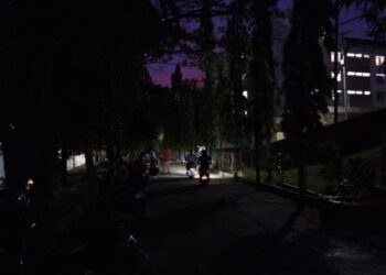 Potret area jalan menuju Business Center (BC) Universitas Andalas (UNAND) saat malam, Rabu (17/9/2025) (Genta Andalas/Nabila Ramadhani)