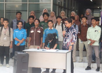 Penandatanganan pakta integritas oleh wakil presiden Bem Km Unand, Senin (3/9/2025) (Genta Andalas/Sabila Hayatul Dhi'fa)