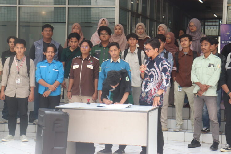 Penandatanganan pakta integritas oleh wakil presiden Bem Km Unand, Senin (3/9/2025) (Genta Andalas/Sabila Hayatul Dhi'fa)