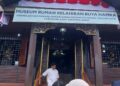Amir Syakib, anak bungsu Buya Hamka menyambut kedatangan pengunjung Museum Rumah Kelahiran Buya Hamka pada Minggu (26/10/2025) (Genta Andalas/Pitri Yani)