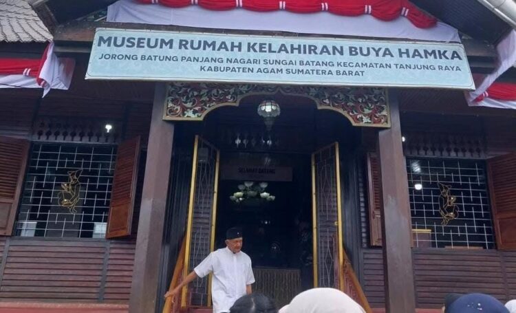 Amir Syakib, anak bungsu Buya Hamka menyambut kedatangan pengunjung Museum Rumah Kelahiran Buya Hamka pada Minggu (26/10/2025) (Genta Andalas/Pitri Yani)