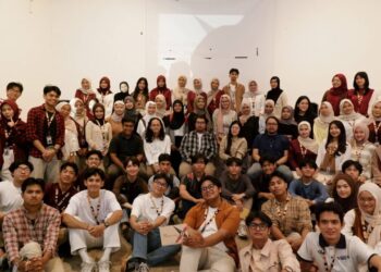 Foto bersama peserta dan Xnovators Pre Event The Untold Journey: Discovering Confidence in English and Beyond TEDx Universitas Andalas di Kupi Batigo pada Sabtu (9/11/2025).