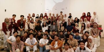 Foto bersama peserta dan Xnovators Pre Event The Untold Journey: Discovering Confidence in English and Beyond TEDx Universitas Andalas di Kupi Batigo pada Sabtu (9/11/2025).