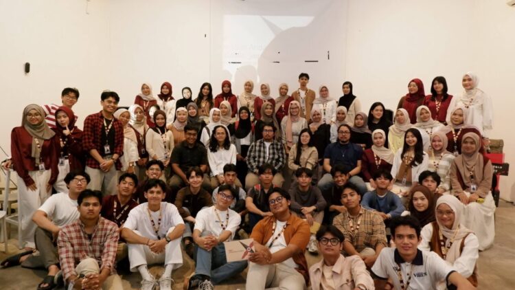 Foto bersama peserta dan Xnovators Pre Event The Untold Journey: Discovering Confidence in English and Beyond TEDx Universitas Andalas di Kupi Batigo pada Sabtu (9/11/2025).