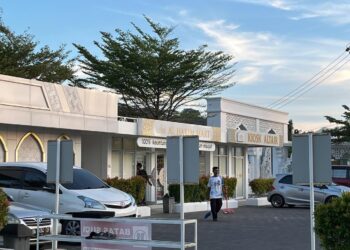 Penjaga Masjid Al-Hakim bersiap menyapu halaman masjid pada Selasa (28/10/2025) (Genta Andalas/ Nasywa Luhfiyyah Edfa)