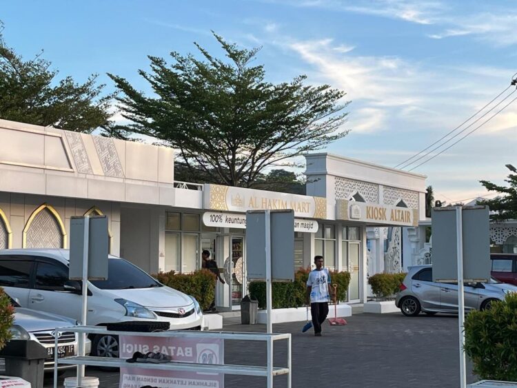 Penjaga Masjid Al-Hakim bersiap menyapu halaman masjid pada Selasa (28/10/2025) (Genta Andalas/ Nasywa Luhfiyyah Edfa)