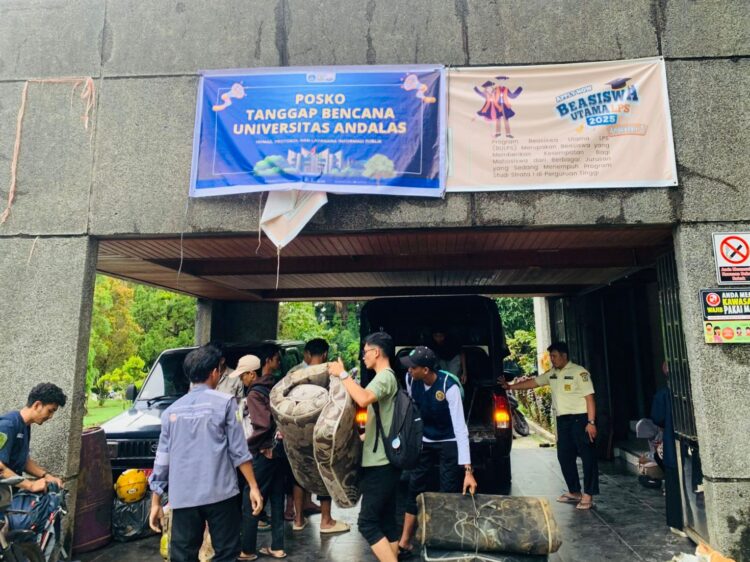 Relawan mengangkut perlengkapan kebutuhan darurat di Posko Tanggap Darurat Bencana Universitas Andalas pada Jumat (28/11/2025) (Genta Andalas/Zaki Latif)