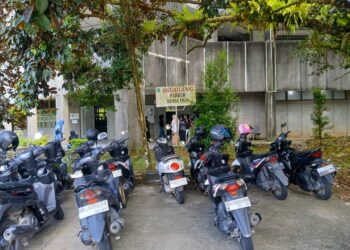 Deretan motor parkir sembarangan di sekitaran gedung perkuliahan