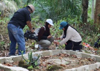 Tim peneliti arkeologi melakukan pengukuran makam Raden Hamzah bin Pangeran Ojoet/Raden Abdullah Kartawijaya pada Selasa (12/11/2025) (Tim Peneliti)