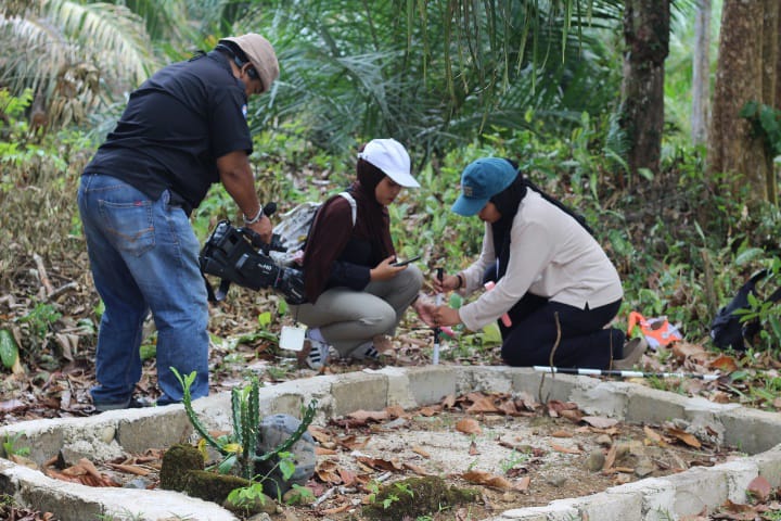 Tim peneliti arkeologi melakukan pengukuran makam Raden Hamzah bin Pangeran Ojoet/Raden Abdullah Kartawijaya pada Selasa (12/11/2025) (Tim Peneliti)