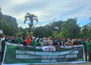 Foto bersama dan penyerahan peralatan KKN dari Rektor UNAND, Efa Yonnedi kepada lurah daerah sasaran KKN Kebencanaan di Lapangan PKM UNAND pada Jumat (5/12/2025) (Genta Andalas/Tantri Pramudita)