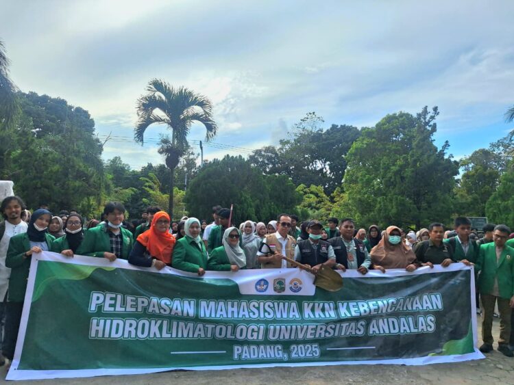 Foto bersama dan penyerahan peralatan KKN dari Rektor UNAND, Efa Yonnedi kepada lurah daerah sasaran KKN Kebencanaan di Lapangan PKM UNAND pada Jumat (5/12/2025) (Genta Andalas/Tantri Pramudita)