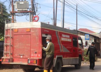 Tim Damkar UNAND dikerahkan ke lokasi banjir untuk membantu membersihkan rumah warga yang terdampak di Simpang Pasia pada Sabtu (6/12/2025) (Genta Andalas/Tantri Pramudita)