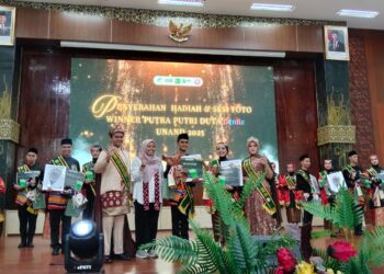 Suasana penyerahan hadiah dan sesi foto para pemenang Duta Mahasiswa Genre UNAND 2025 pada malam Grand Final di Convention Hall Universitas Andalas pada Rabu (10/12/2025) (Genta Andalas/Oktavia Ramadhani)
