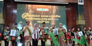 Suasana penyerahan hadiah dan sesi foto para pemenang Duta Mahasiswa Genre UNAND 2025 pada malam Grand Final di Convention Hall Universitas Andalas pada Rabu (10/12/2025) (Genta Andalas/Oktavia Ramadhani)