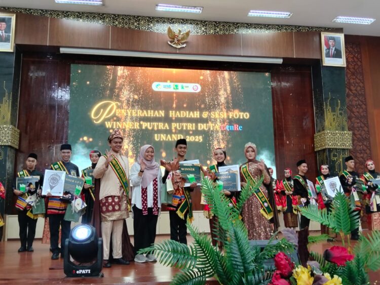 Suasana penyerahan hadiah dan sesi foto para pemenang Duta Mahasiswa Genre UNAND 2025 pada malam Grand Final di Convention Hall Universitas Andalas pada Rabu (10/12/2025) (Genta Andalas/Oktavia Ramadhani)