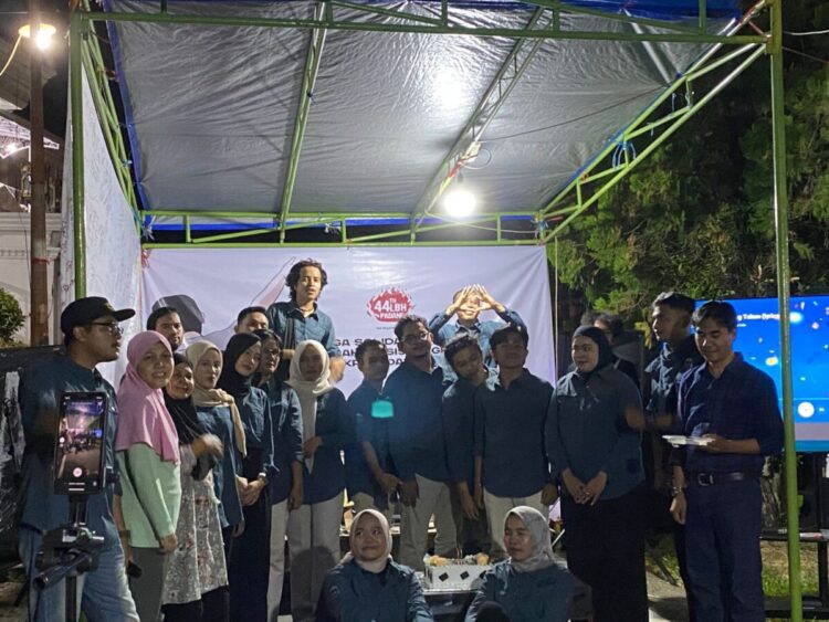 Pengurus LBH Padang melakukan foto bersama dalam rangka Ulang Tahun LBH 44 thn pada Selasa (20/1/2026) (Genta Andalas/Zaki Latif Bagia Rahman)