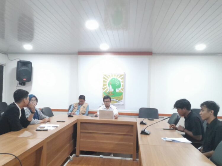 Audiensi terkait dana wisuda oleh PHP Unand dan perwakilan wisudawan 1 di ruang rapat bidang 1 Universitas Andalas (9/2/2026) (Genta Andalas/Sabilla Hayatul Dhi'fa)