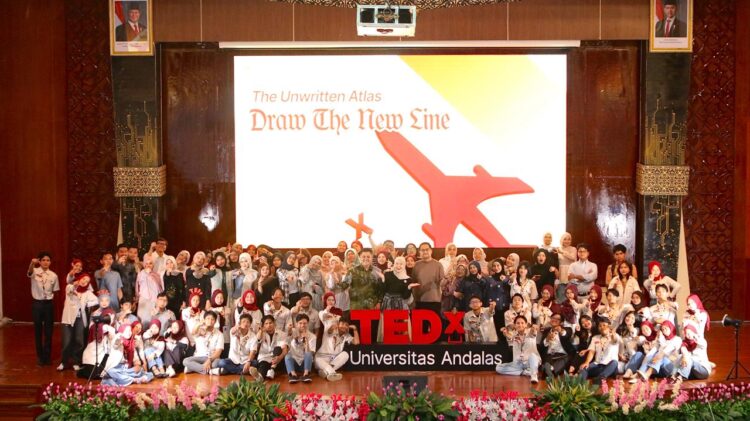 Foto bersama Xnovators dengan anggota dan Speakers pada main event Tedx UNAND, pada Minggu (15/02/2026) (Dokumen Pribadi)