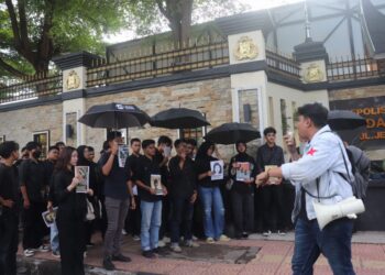 Orasi yang dilakukan oleh massa aksi di depan kantor Kepolisian Daerah Provinsi Sumatera Barat dalam aksi kamisan pada Kamis (26/2/2026) (Genta Andalas/Oktavia Ramadhani)