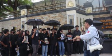 Orasi yang dilakukan oleh massa aksi di depan kantor Kepolisian Daerah Provinsi Sumatera Barat dalam aksi kamisan pada Kamis (26/2/2026) (Genta Andalas/Oktavia Ramadhani)