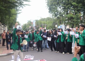 Mahasiswa menyampaikan orasi dan tuntutan dalam aksi Benahi Institusi Polri di depan Kantor Kepolisian Daerah Sumatera Barat, Rabu (4/3/2026) (Genta Andalas/Oktavia Ramadhani)