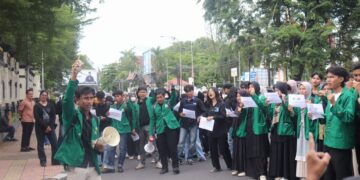 Mahasiswa menyampaikan orasi dan tuntutan dalam aksi Benahi Institusi Polri di depan Kantor Kepolisian Daerah Sumatera Barat, Rabu (4/3/2026) (Genta Andalas/Oktavia Ramadhani)