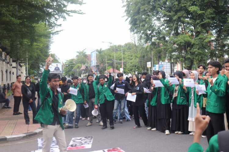 Mahasiswa menyampaikan orasi dan tuntutan dalam aksi Benahi Institusi Polri di depan Kantor Kepolisian Daerah Sumatera Barat, Rabu (4/3/2026) (Genta Andalas/Oktavia Ramadhani)